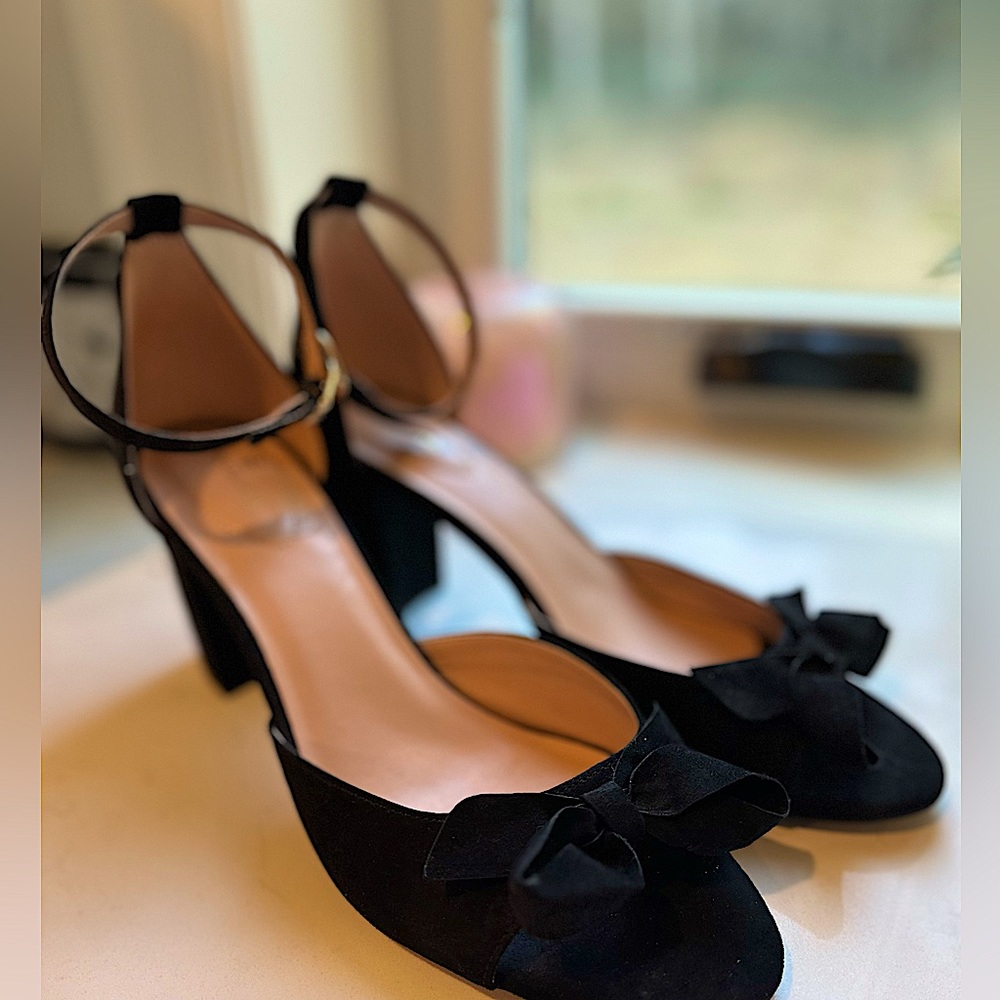 Like new Bandolino suede Bow Heels sz11